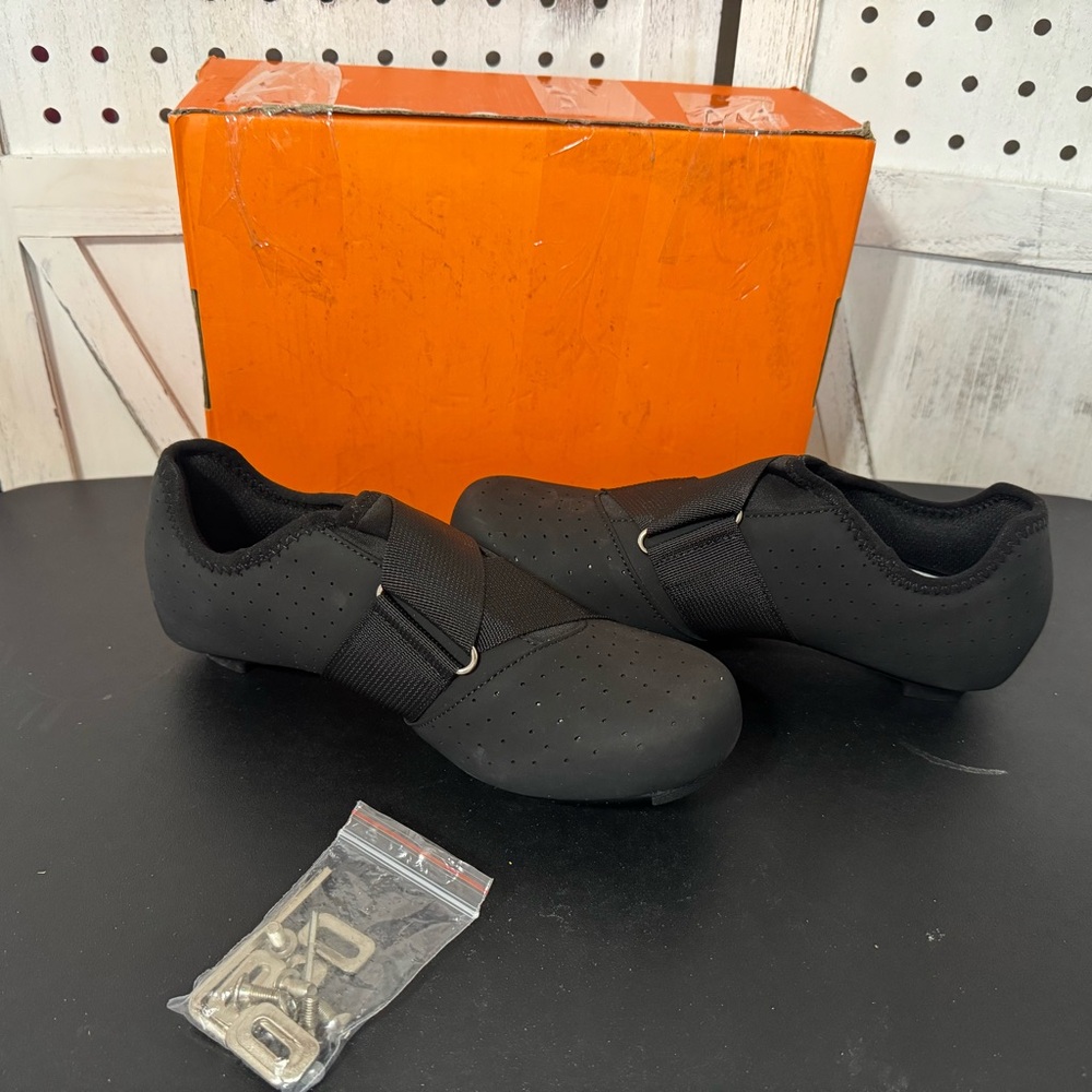 New in box cycling shoes men 5.5 ladies 7